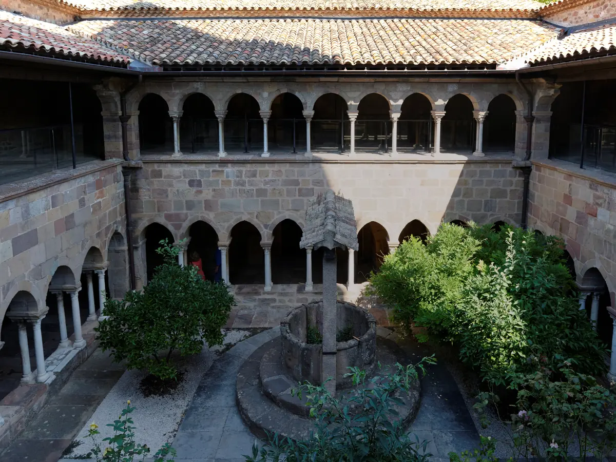 Le cloître de la cathédrale de Fréjus, galeries et jardin