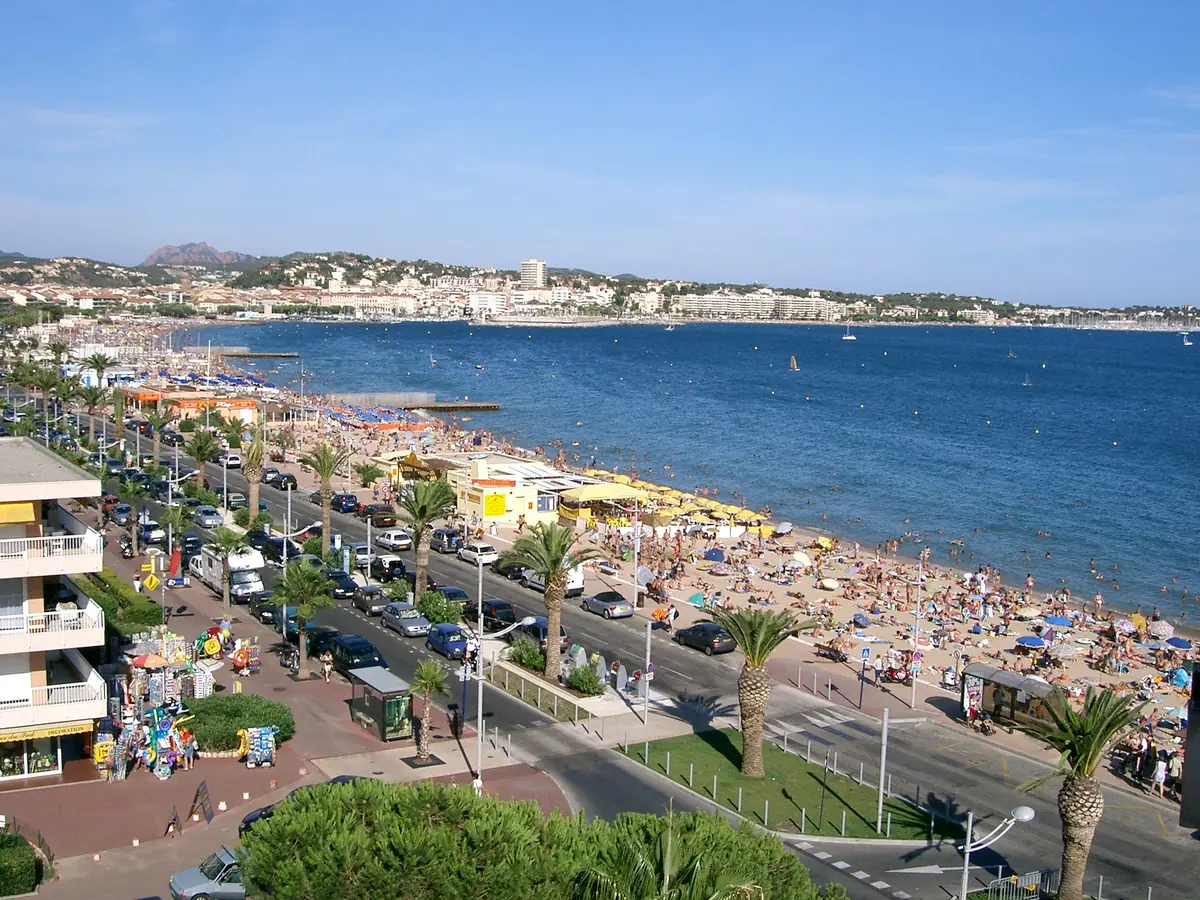 La plage de sable de Fréjus-Plage et le golfe vus des hauteurs