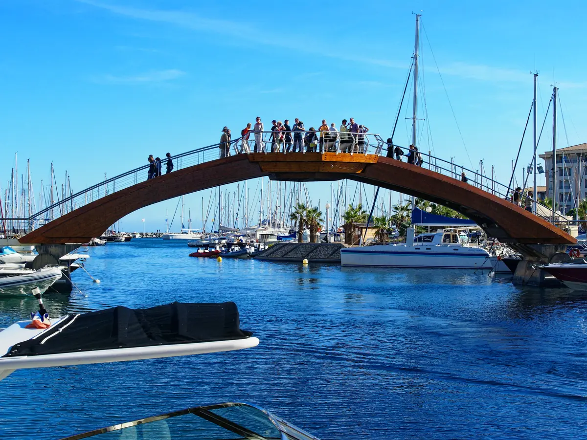 La passerelle en arc et les bateaux de Port-Fréjus