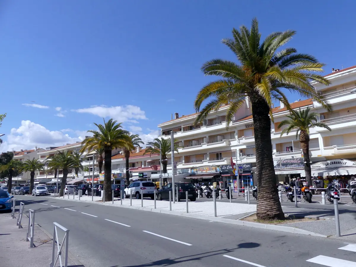 Le boulevard de Fréjus-Plage bordé de palmiers