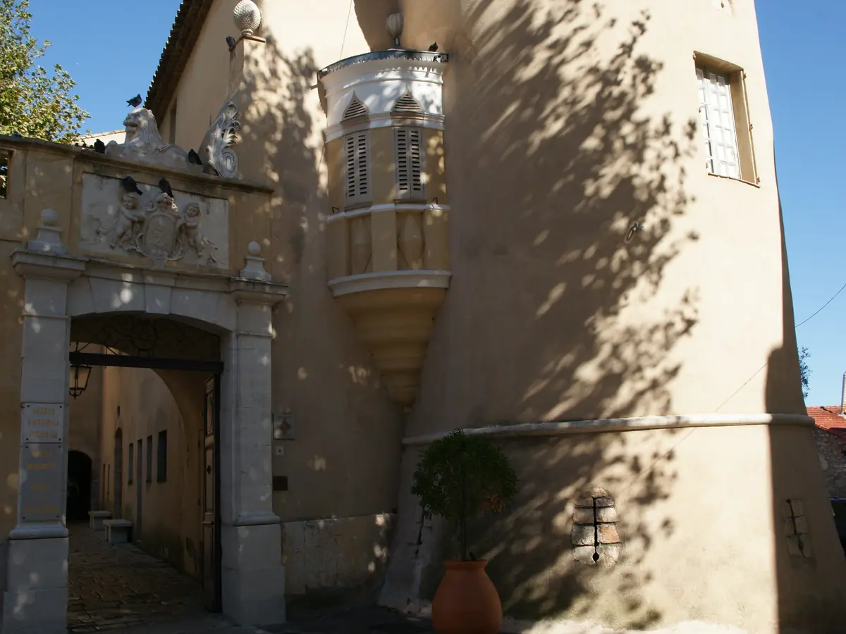 Le château de Vallauris, musée national Picasso, dans une ruelle du village