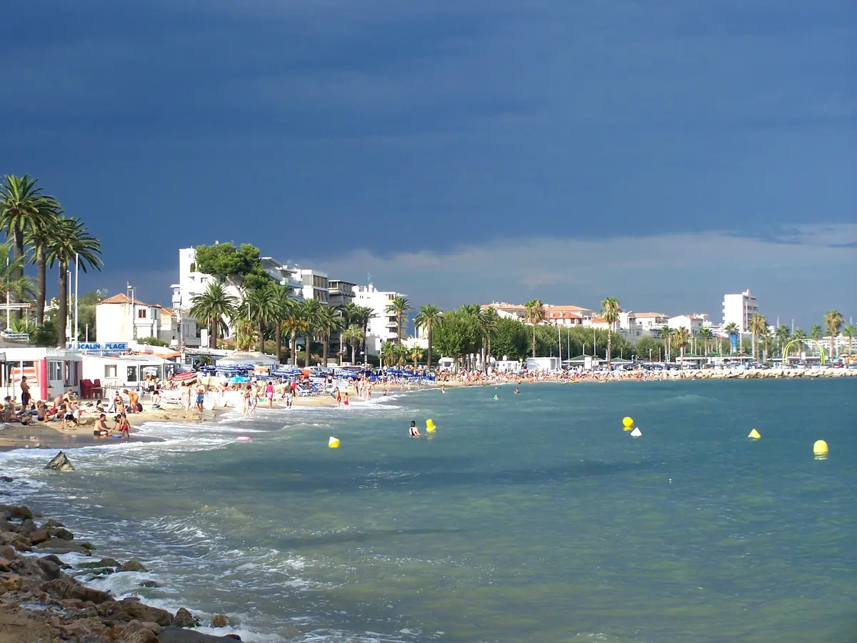 La plage de sable de Golfe-Juan en été, baigneurs et bouées