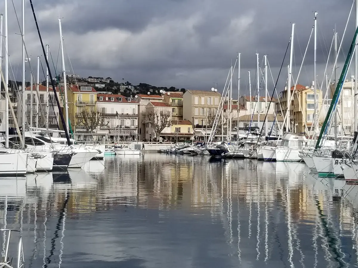 Les mâts des voiliers du port de Golfe-Juan