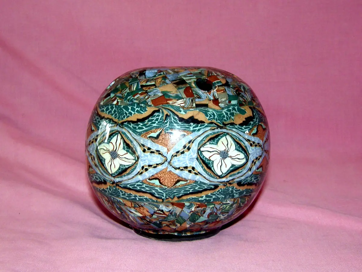 Un vase en mosaïque de terre de Jean Gerbino, céramique de Vallauris
