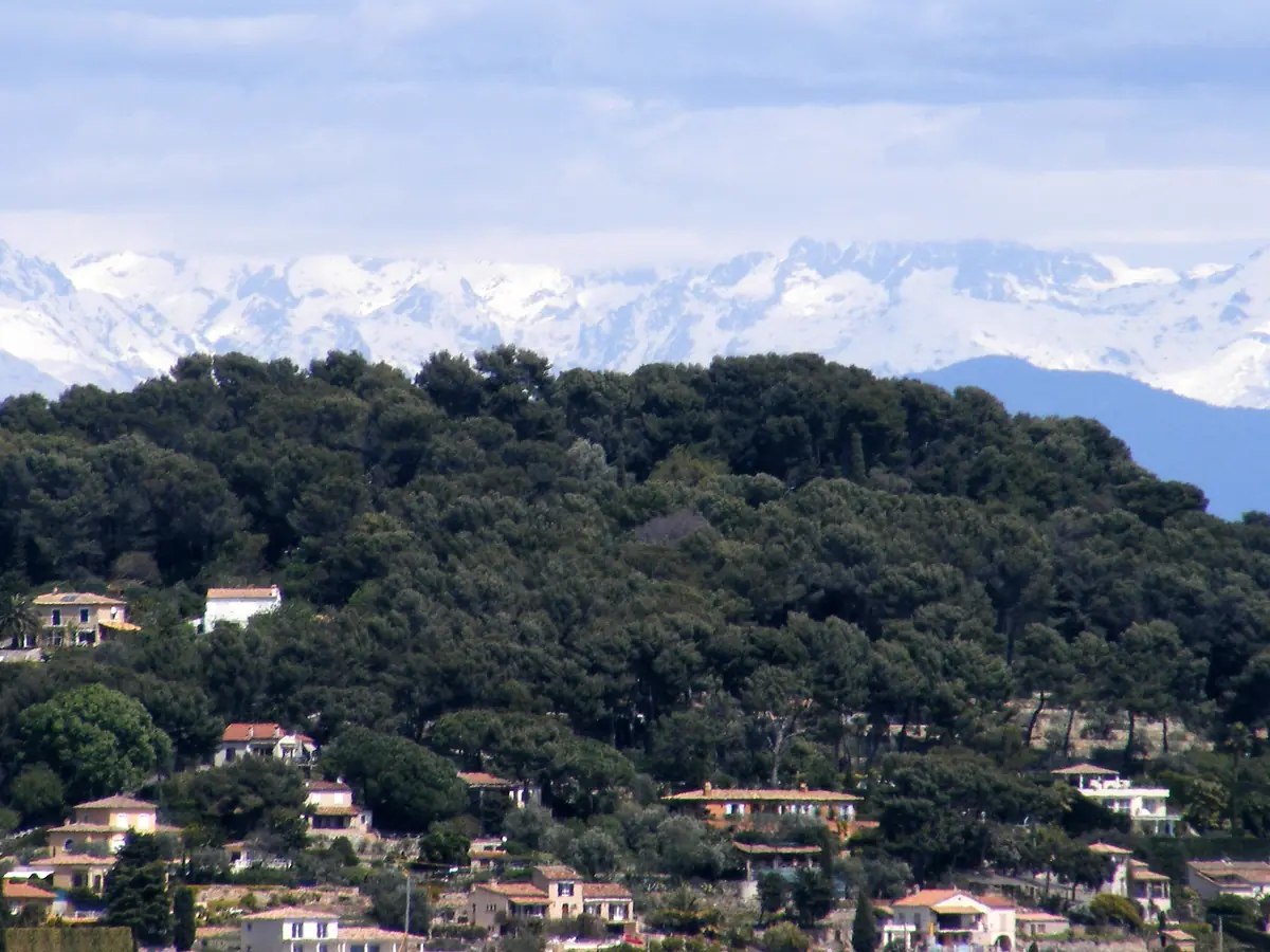 Le village de Vallauris sur sa colline, avec les Alpes enneigées en arrière-plan