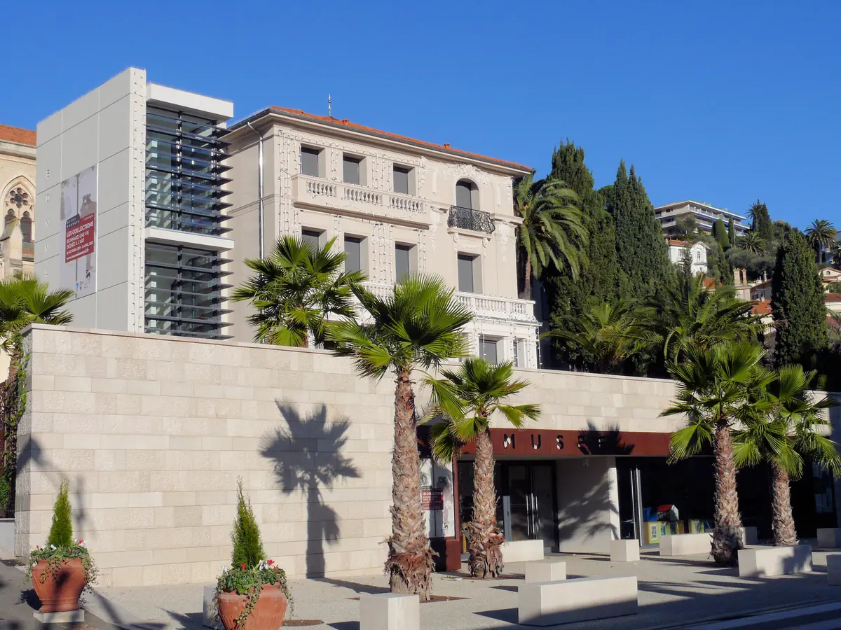 La façade du musée Bonnard au Cannet, villa Belle Époque et palmiers