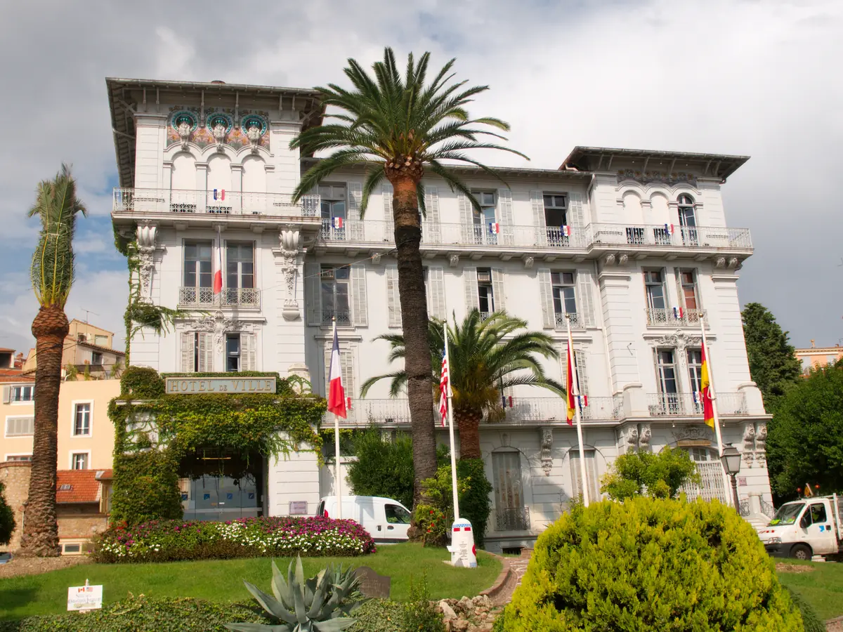 La mairie du Cannet, villa Belle Époque avec ses palmiers