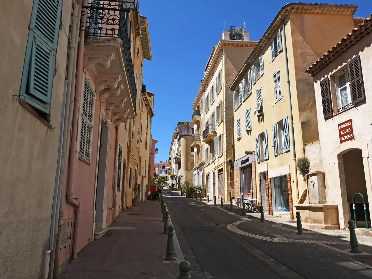 La rue Saint-Sauveur au Cannet, pavée, entre les façades colorées du vieux village