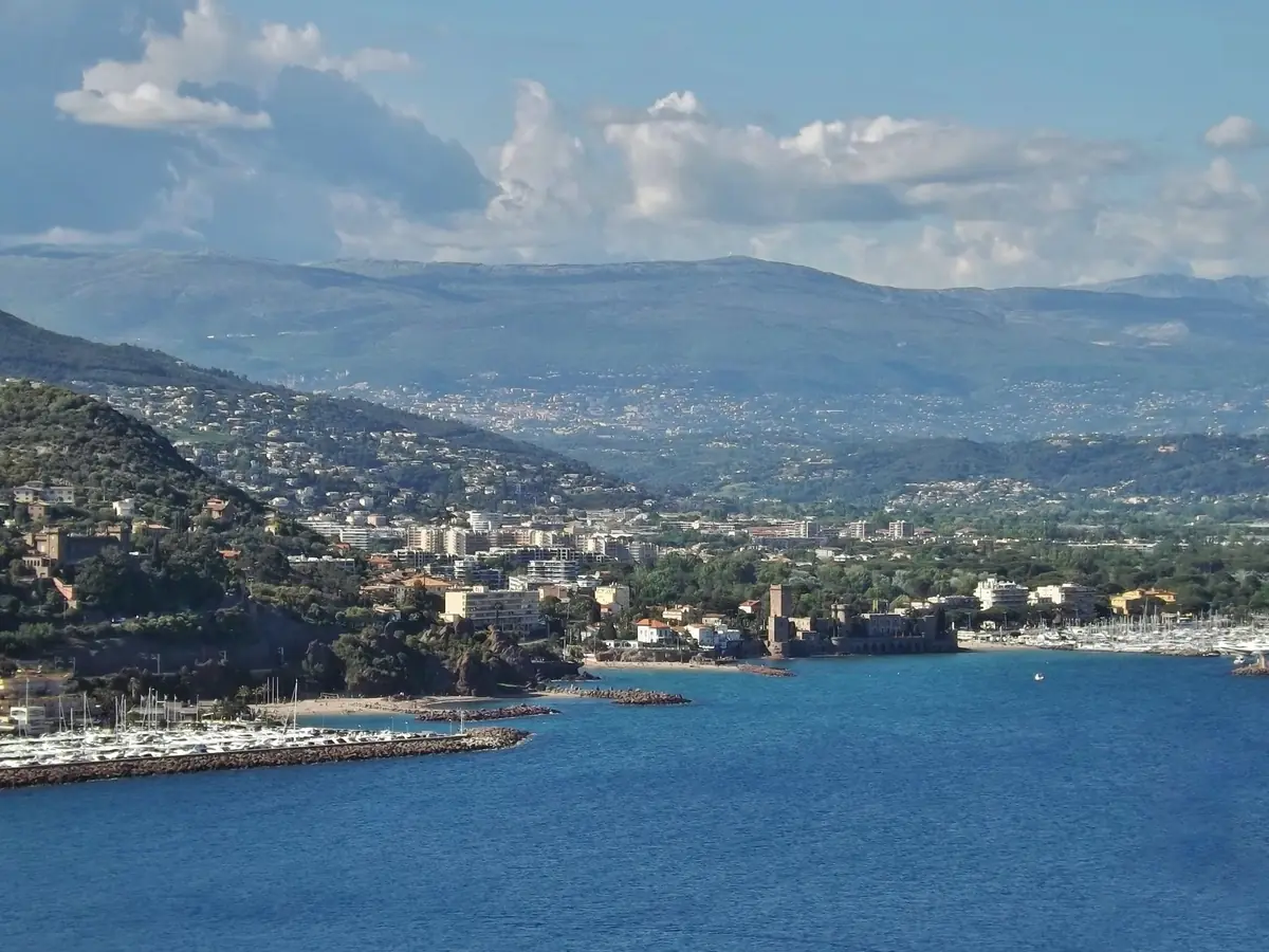 La baie de Mandelieu-la-Napoule et l'Esterel vus des hauteurs