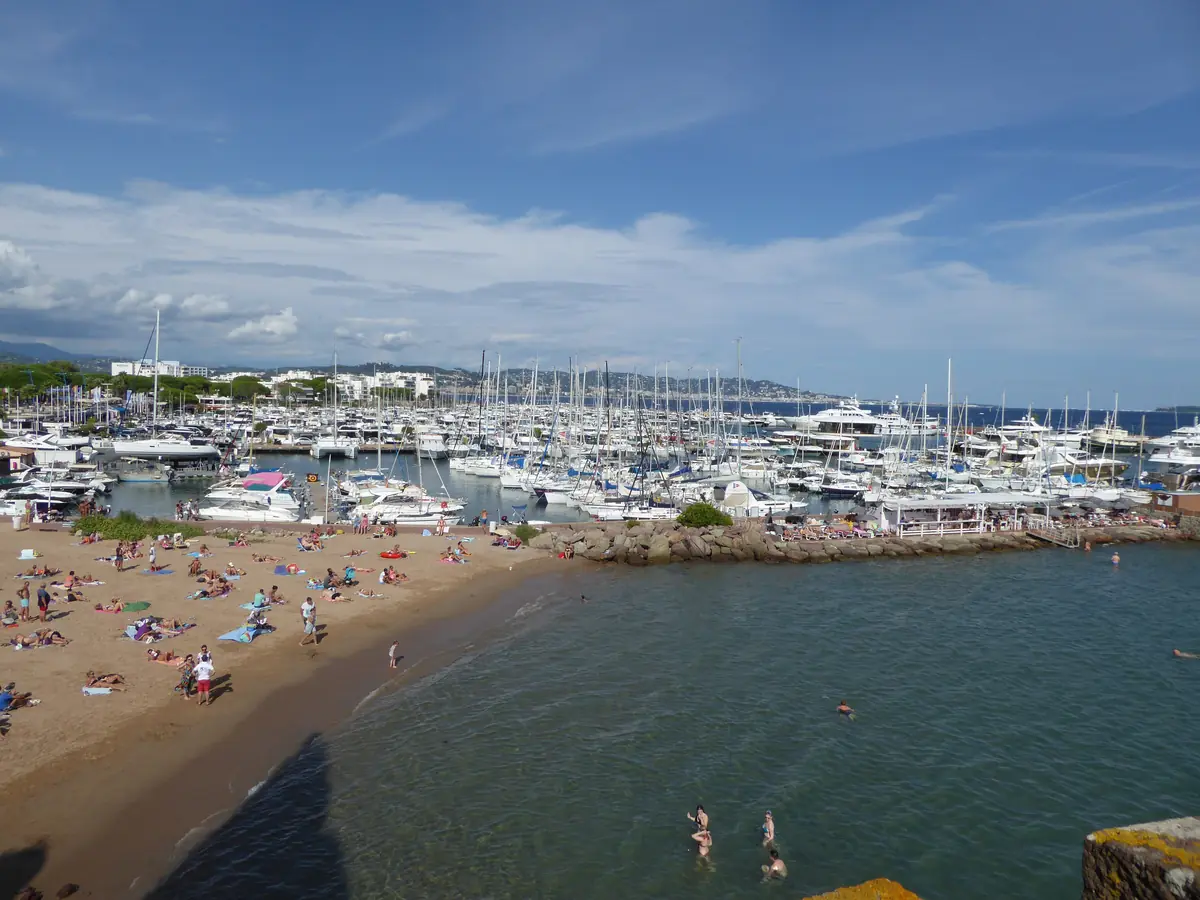 Le port de La Napoule et sa plage de sable, château en arrière-plan