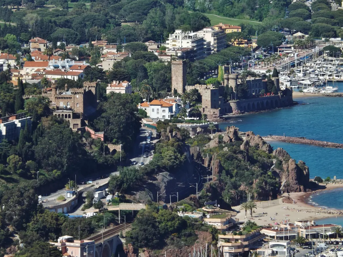 Le village de La Napoule, son château et son port vus des hauteurs