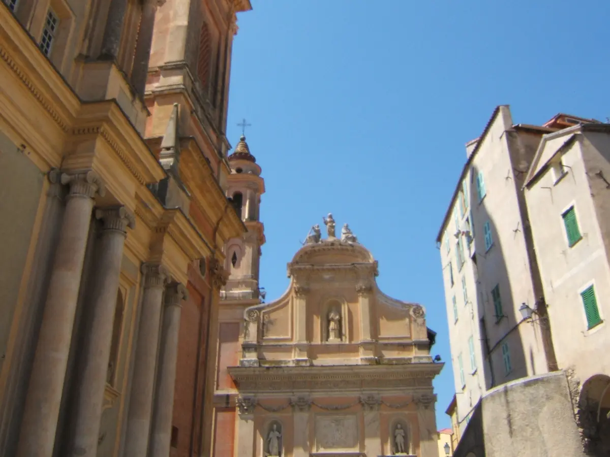 Façade baroque et clocher de la basilique Saint-Michel-Archange à Menton