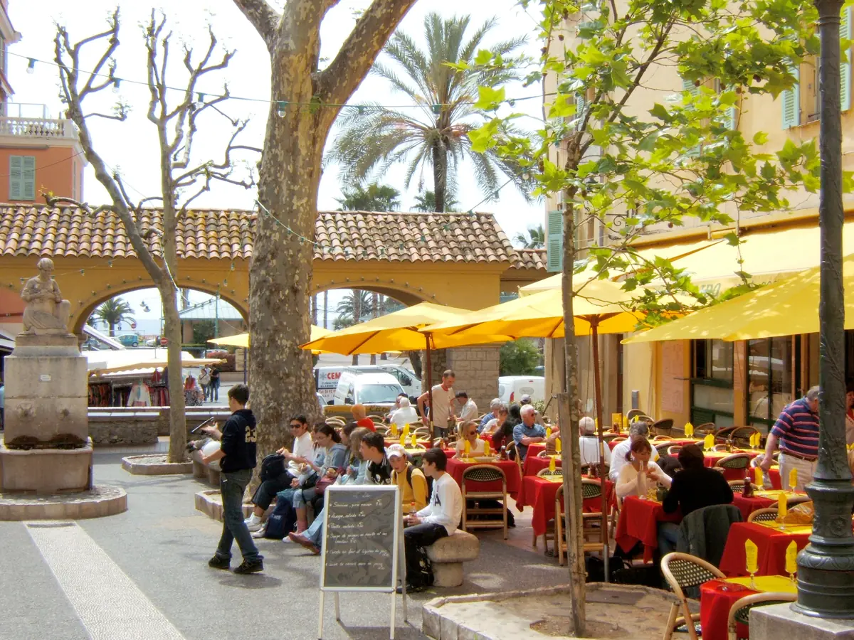 Terrasses de café sous les platanes, place aux Herbes à Menton