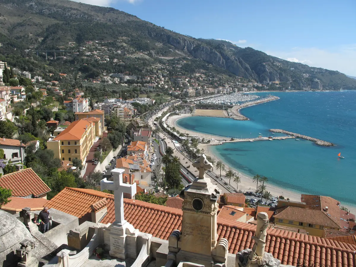 Vue plongeante sur le port de Garavan et la baie de Menton depuis le cimetière du Vieux-Château