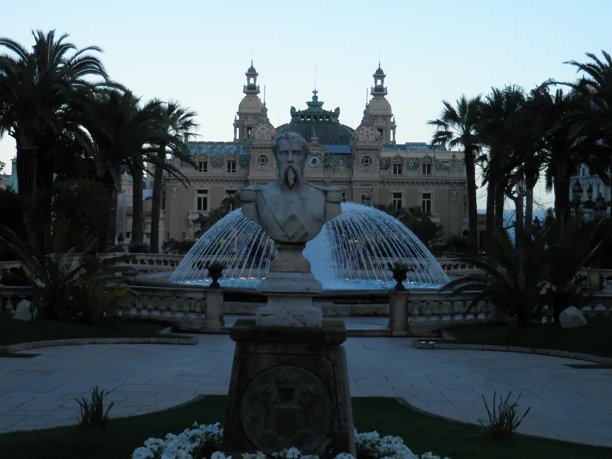 La façade du casino de Monte-Carlo et la fontaine de la place du Casino