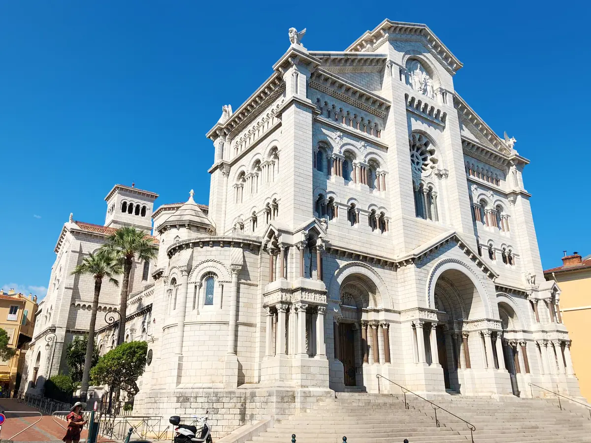 La cathédrale Notre-Dame-Immaculée de Monaco, façade de pierre blanche