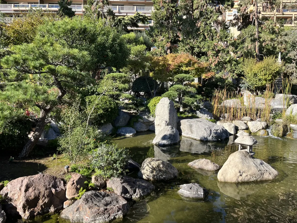 Étang, rochers et pins taillés du jardin japonais de Monaco