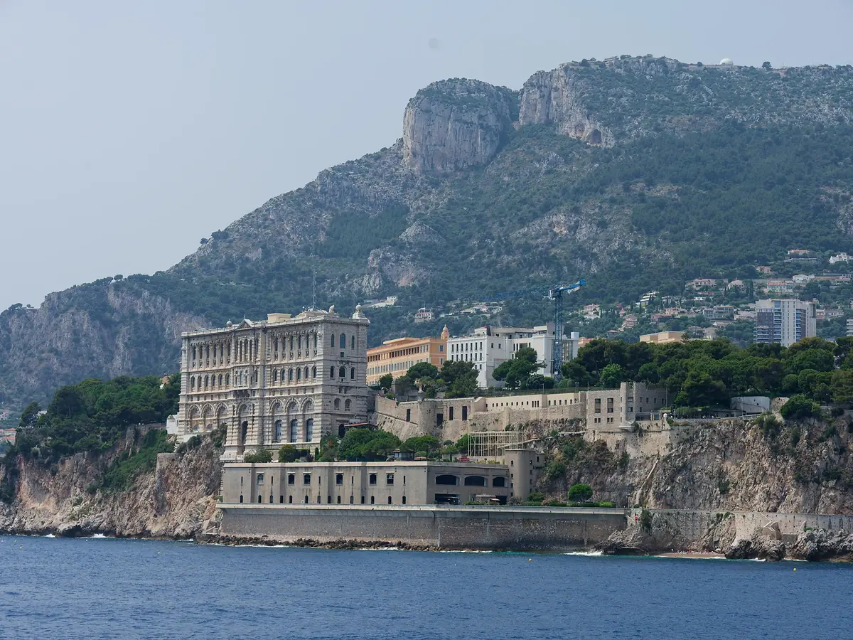 Le musée océanographique de Monaco posé sur la falaise du Rocher, vu depuis la mer
