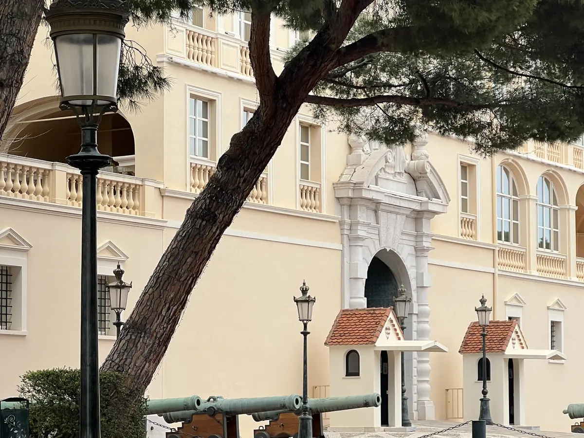 Le palais princier de Monaco sur le Rocher, vu depuis le port
