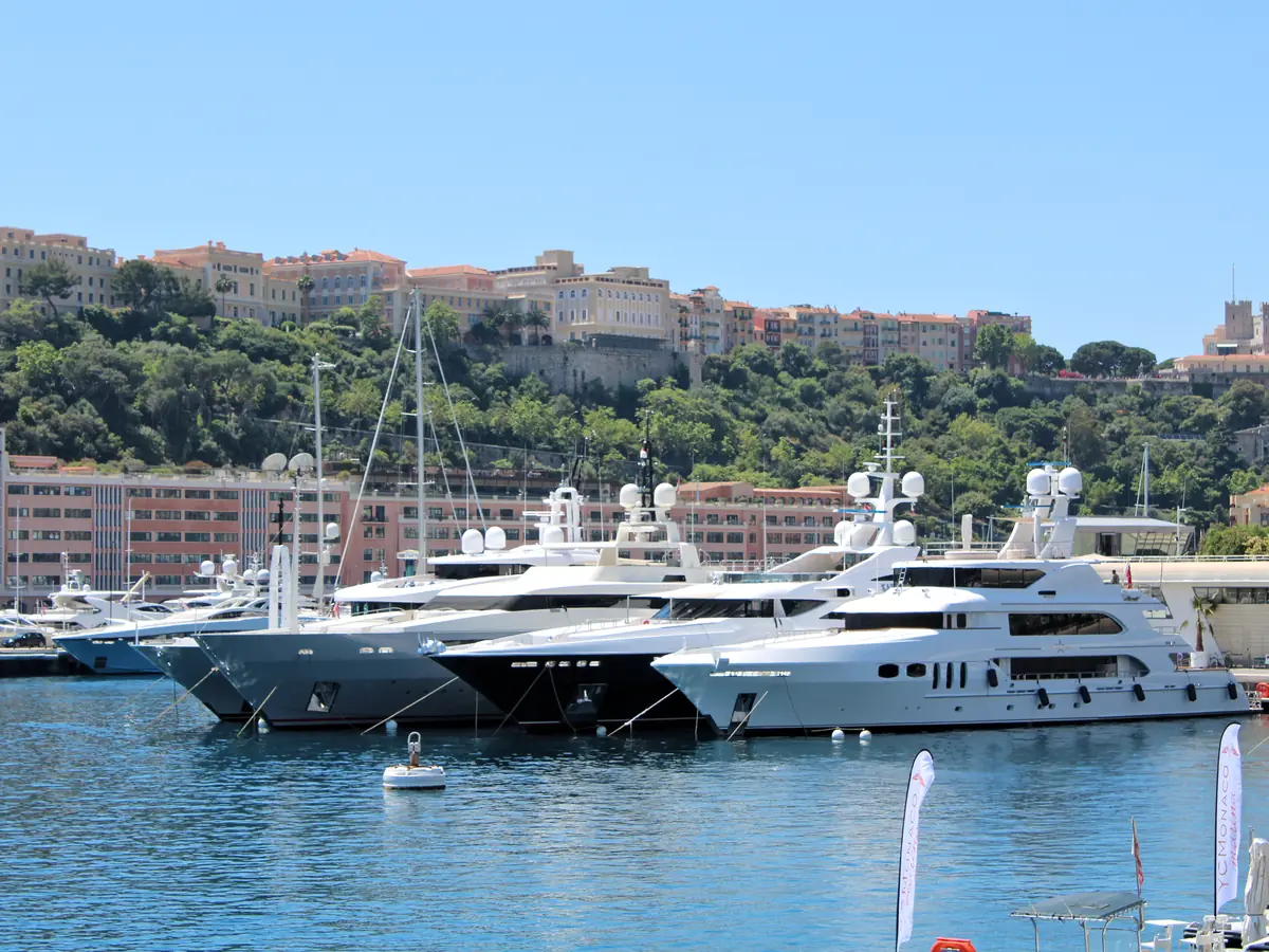 Yachts amarrés dans le port Hercule de Monaco, le Rocher en arrière-plan