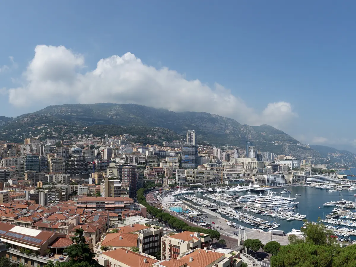 Vue panoramique de Monaco, le Rocher, le port et Monte-Carlo depuis les hauteurs