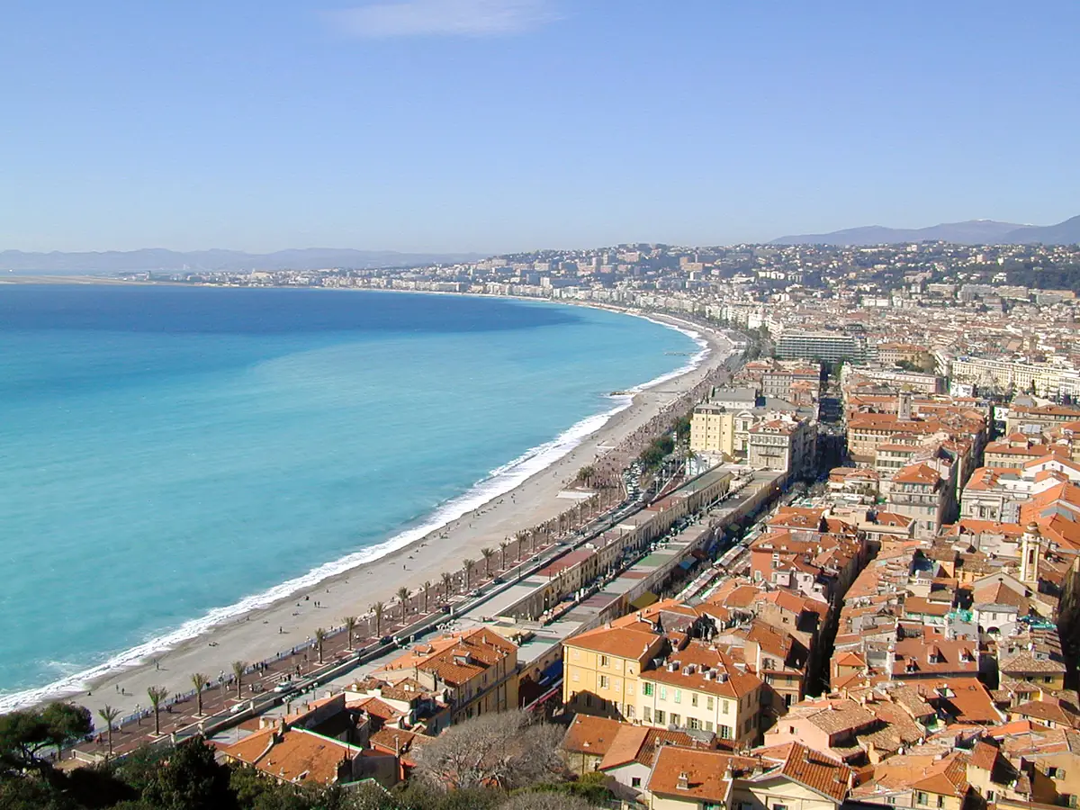 La baie des Anges et les toits du Vieux-Nice vus depuis la colline du Château