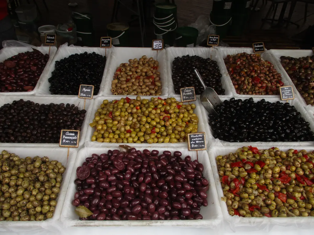 Étal d'olives et de produits provençaux au marché du cours Saleya à Nice