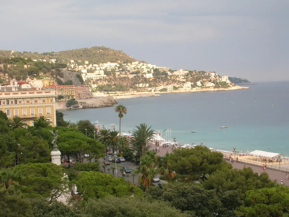 La ville de Nice et la baie des Anges vues depuis le mont Boron