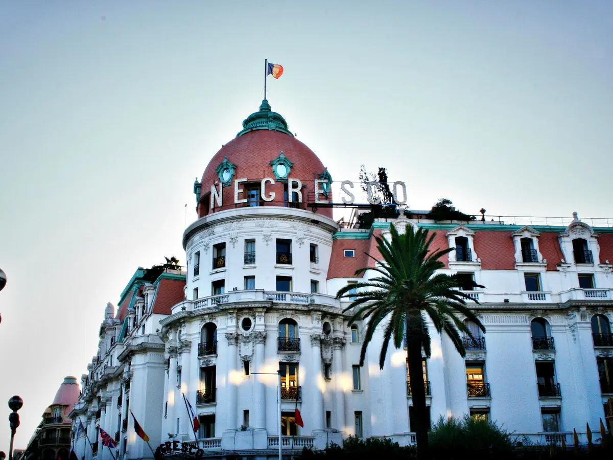 La façade et la coupole rose de l'hôtel Negresco sur la Promenade des Anglais