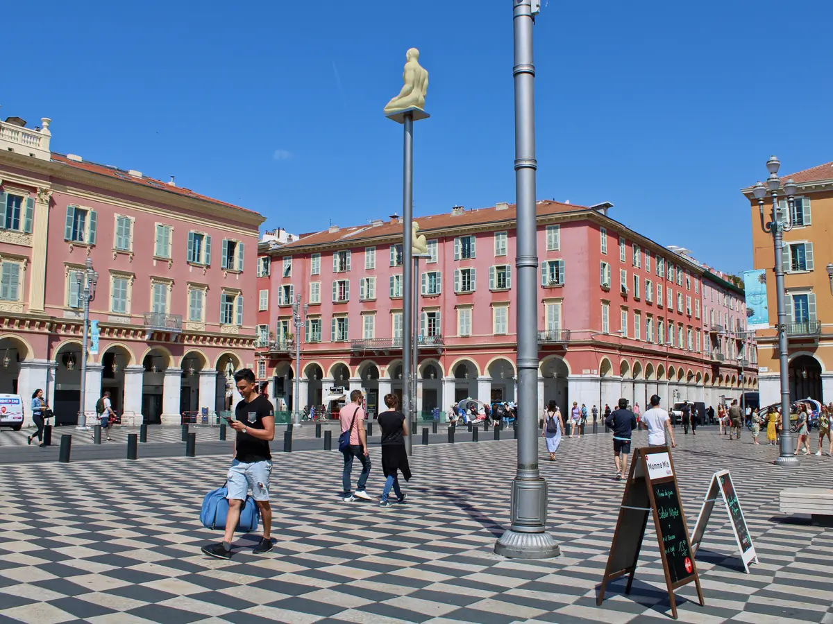 La place Masséna à Nice, ses arcades rouges et son dallage noir et blanc