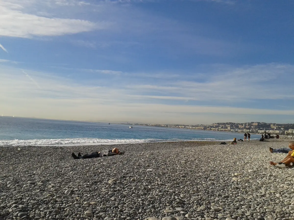 Les galets de la plage de Nice et la baie des Anges