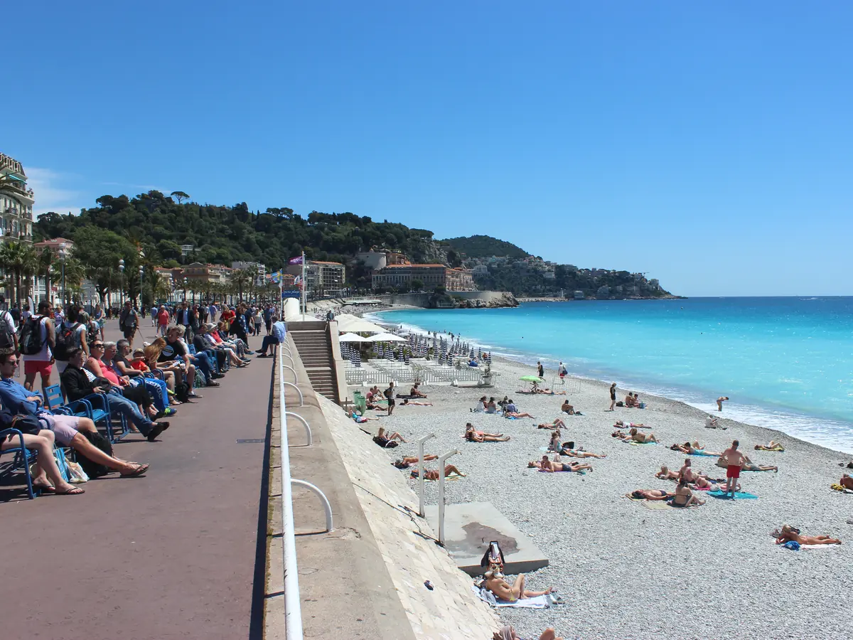 La Promenade des Anglais à Nice, palmiers, plage de galets et baie des Anges