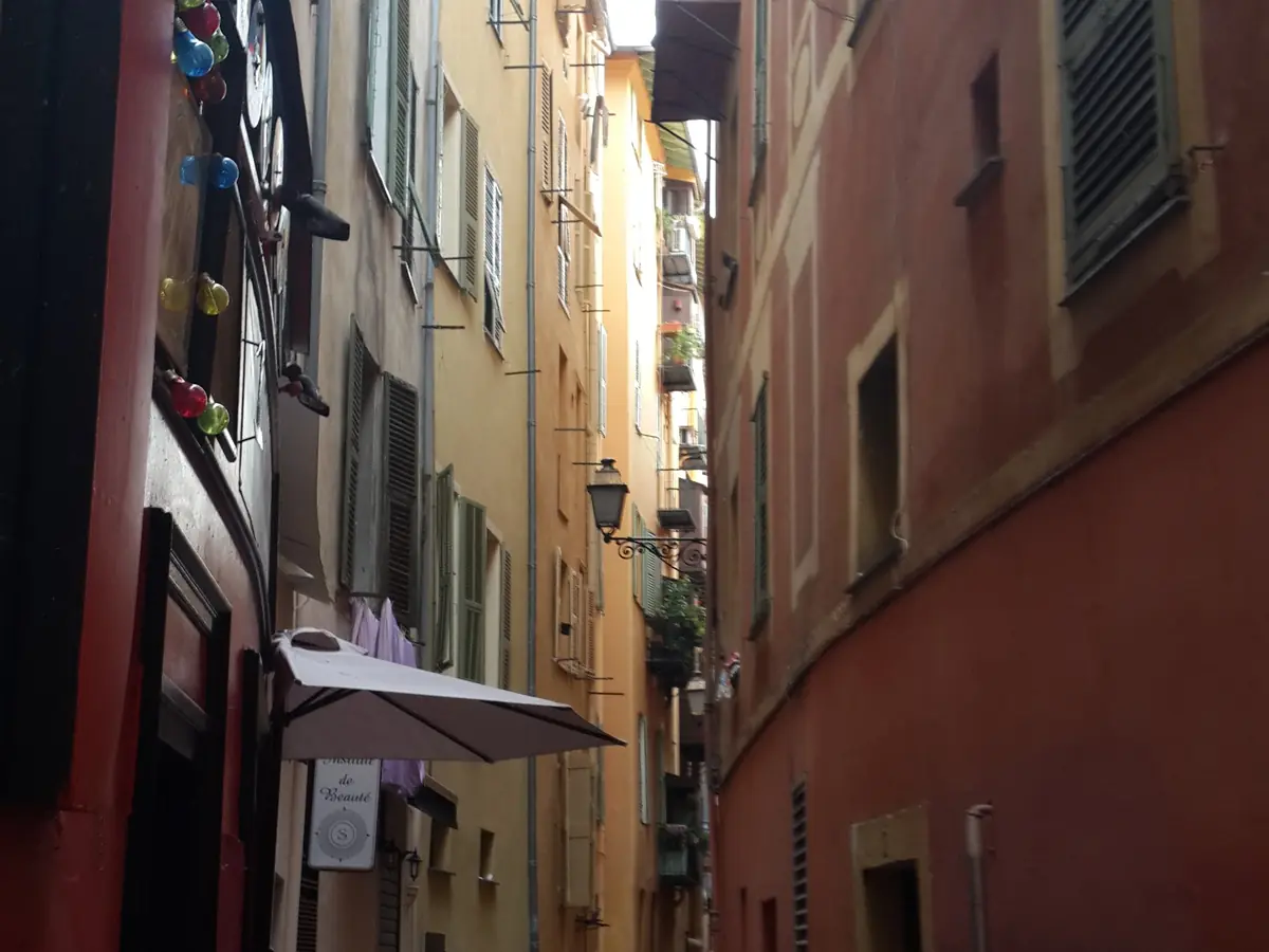 Une ruelle étroite du Vieux-Nice entre les façades colorées