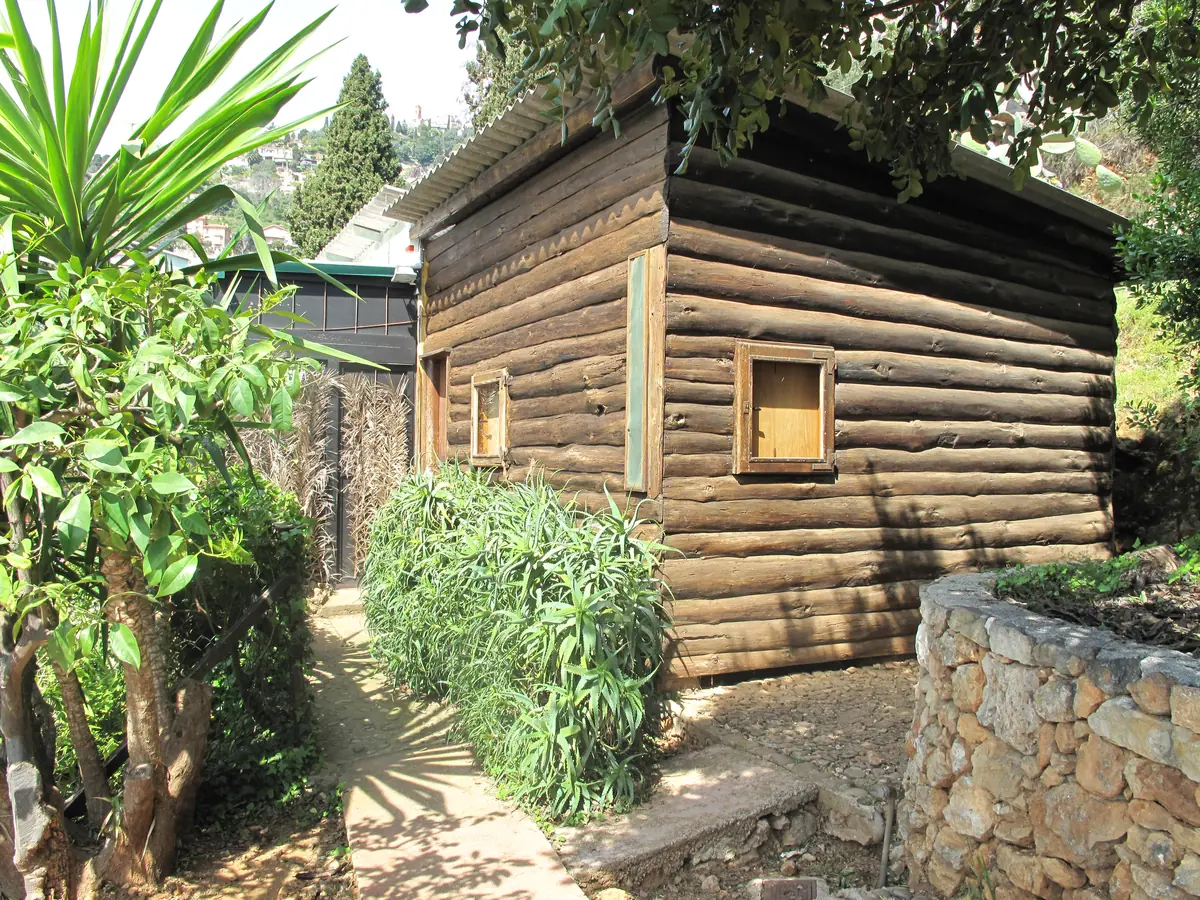 Le Cabanon de Le Corbusier à Roquebrune-Cap-Martin, cabane en rondins sous les pins