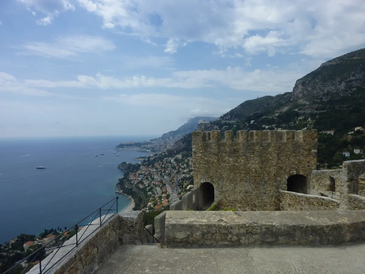 Les créneaux du château de Roquebrune-Cap-Martin et la vue sur la mer