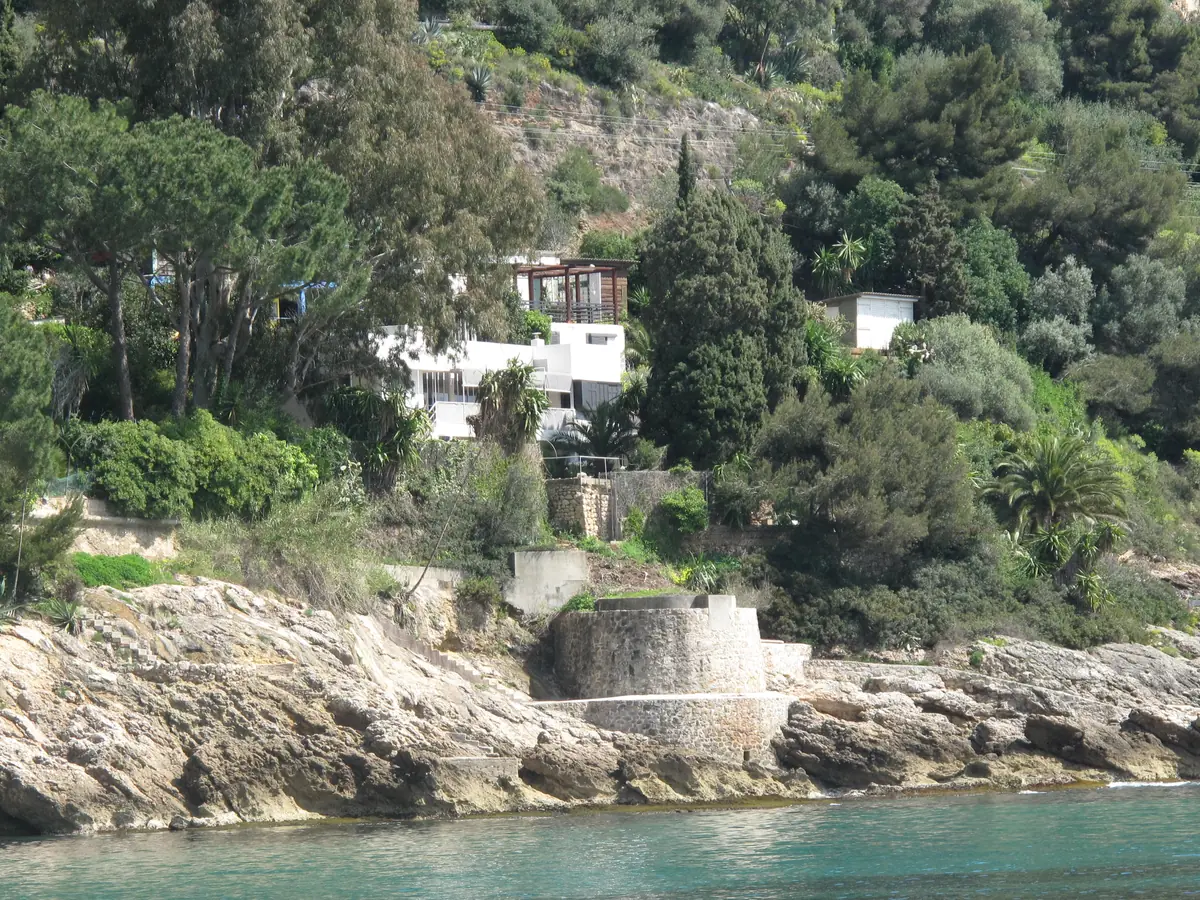 Le rivage rocheux et les villas du Cap-Martin à Roquebrune