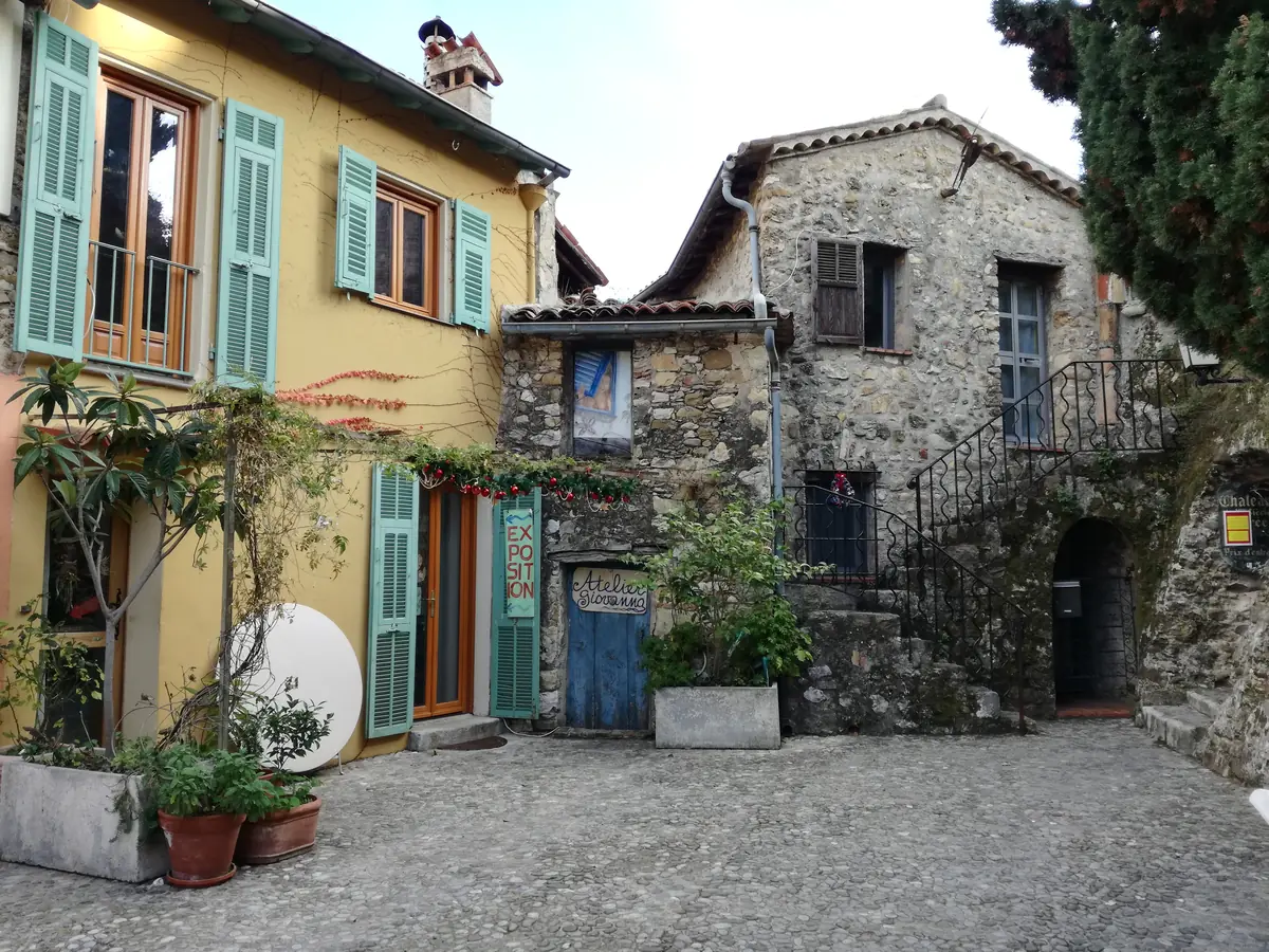 Une placette du village médiéval de Roquebrune-Cap-Martin, maisons de pierre et volets