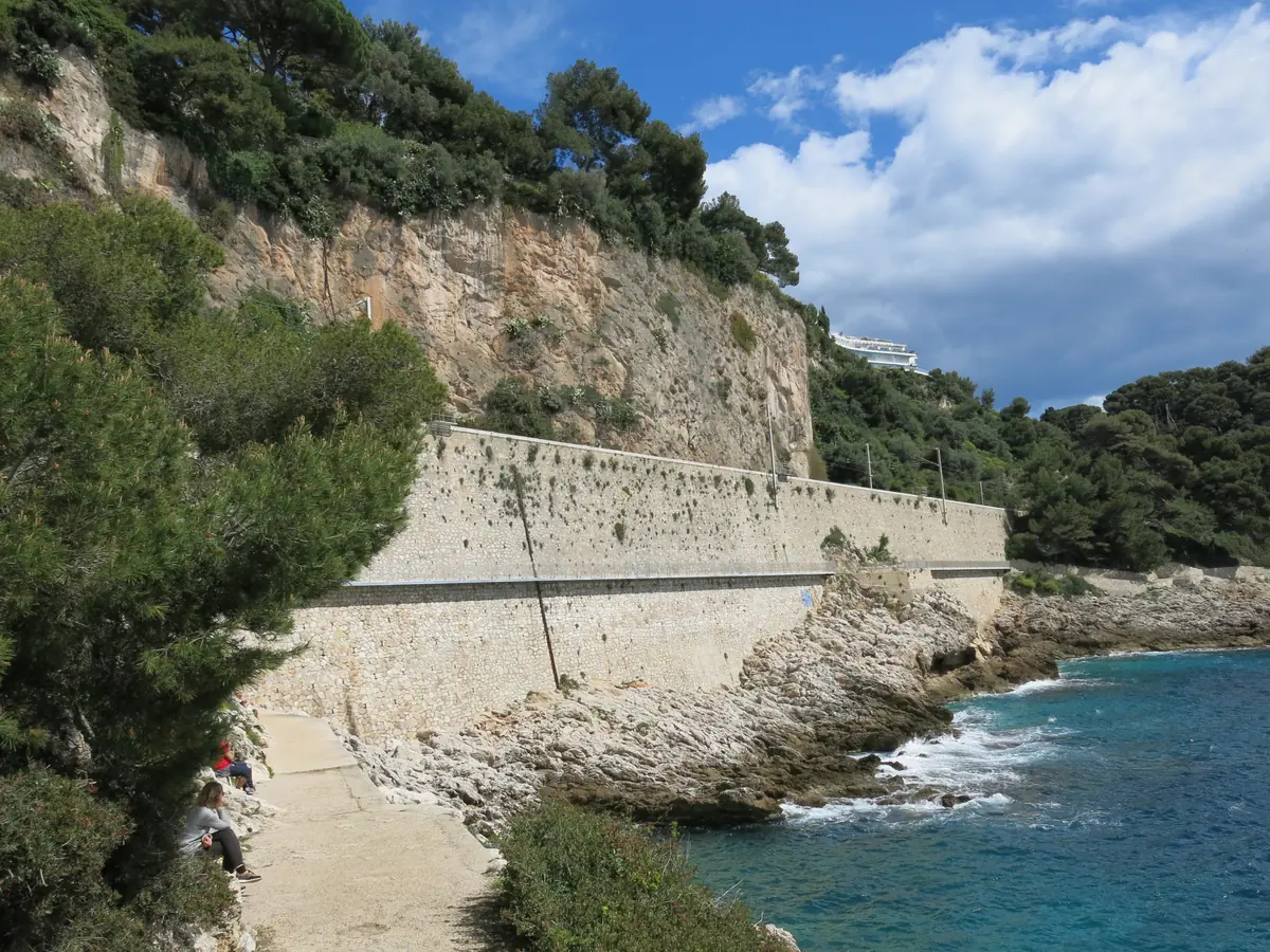Le sentier du littoral du Cap-Martin, mur de pierre et rochers au bord de l'eau