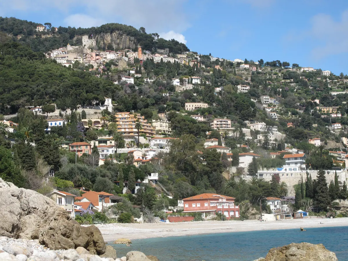 Le village médiéval de Roquebrune-Cap-Martin sur sa colline, le château et l'église