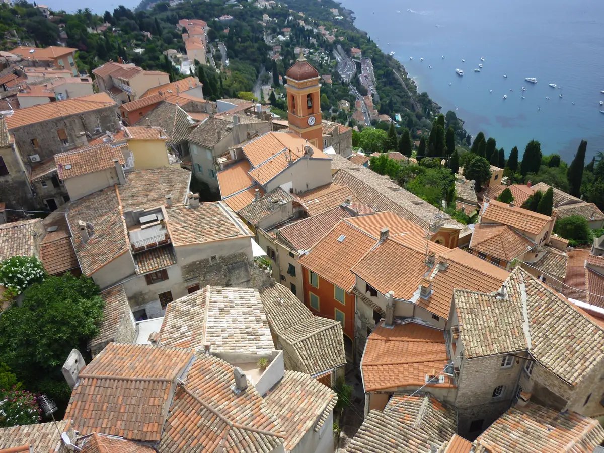 Les toits de tuiles du village de Roquebrune-Cap-Martin et la mer en contrebas