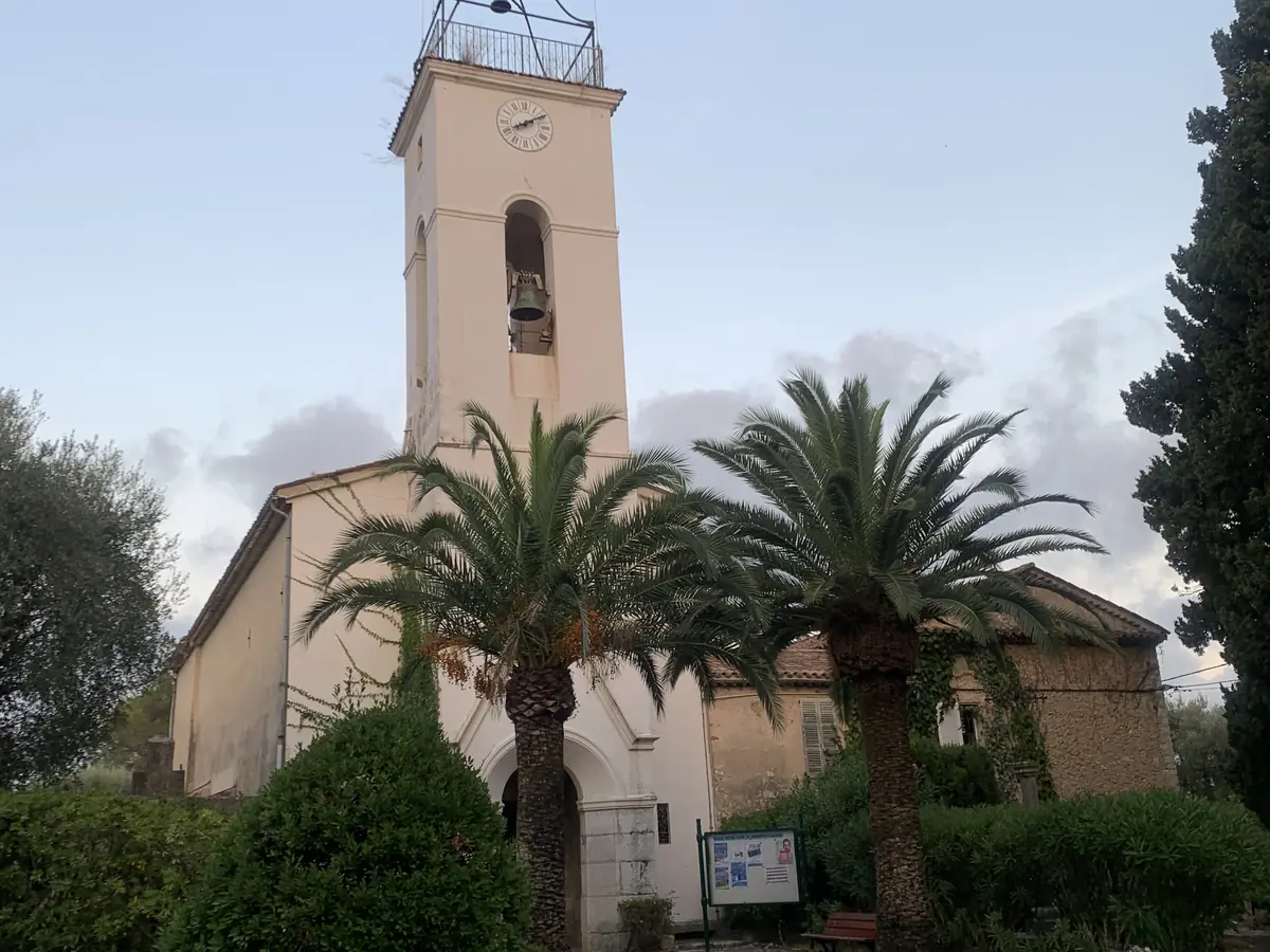 L'église Notre-Dame-de-Canlache à Roquefort-les-Pins, clocher et palmiers