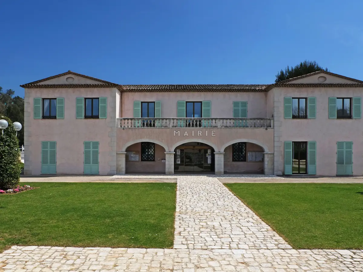 La mairie de Roquefort-les-Pins, bastide provençale aux volets verts dans son parc