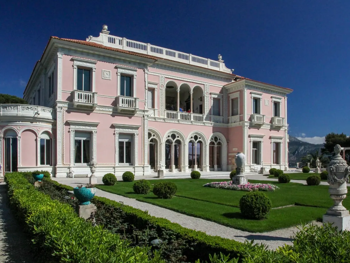 La villa Ephrussi de Rothschild au cap Ferrat, façade rose et jardin à la française