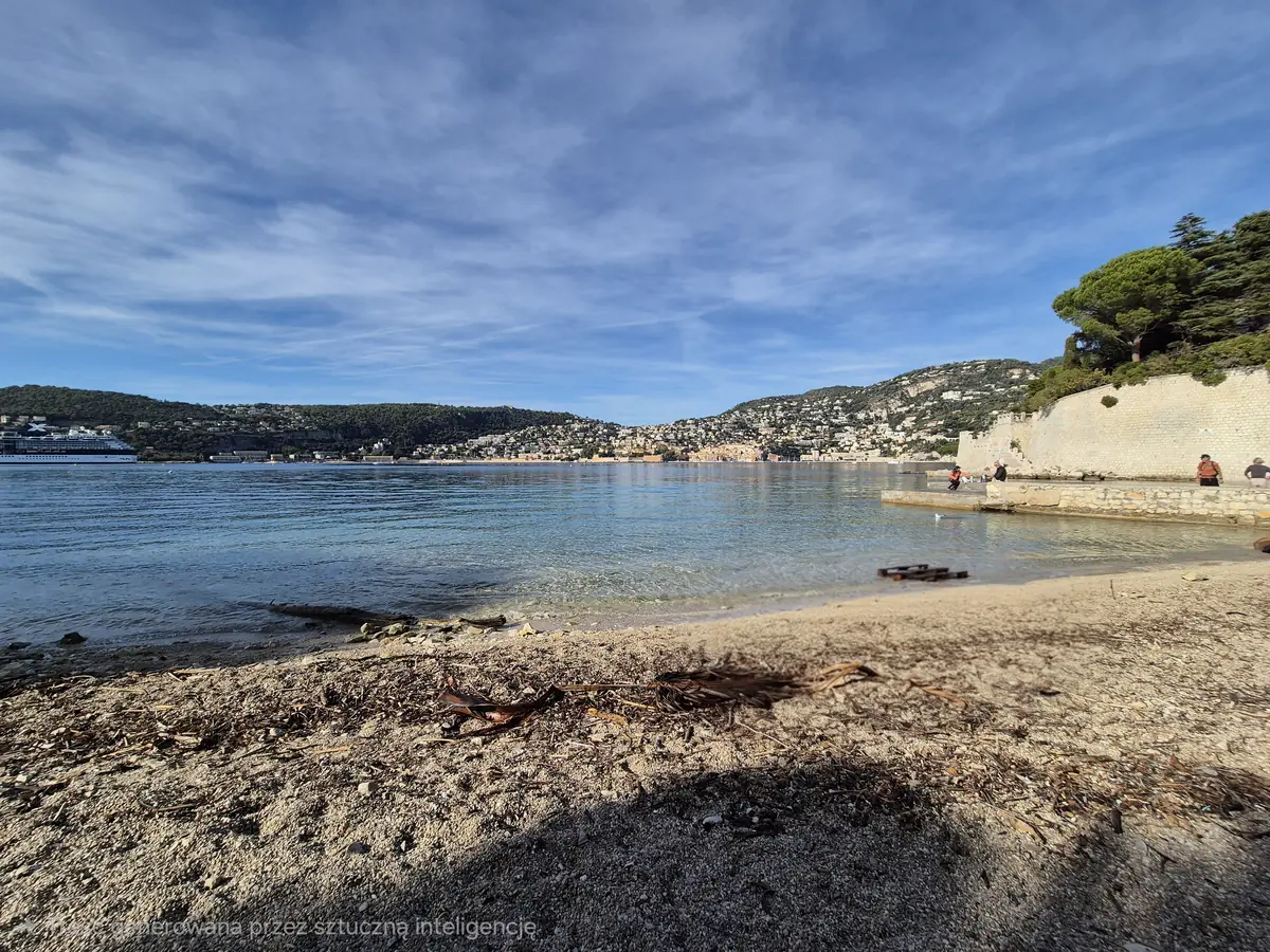 La plage de Passable au cap Ferrat, galets et vue sur la rade de Villefranche