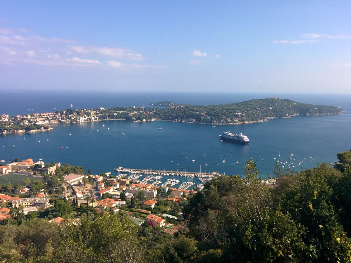 La rade de Villefranche et la presqu'île du cap Ferrat vues depuis le mont Alban