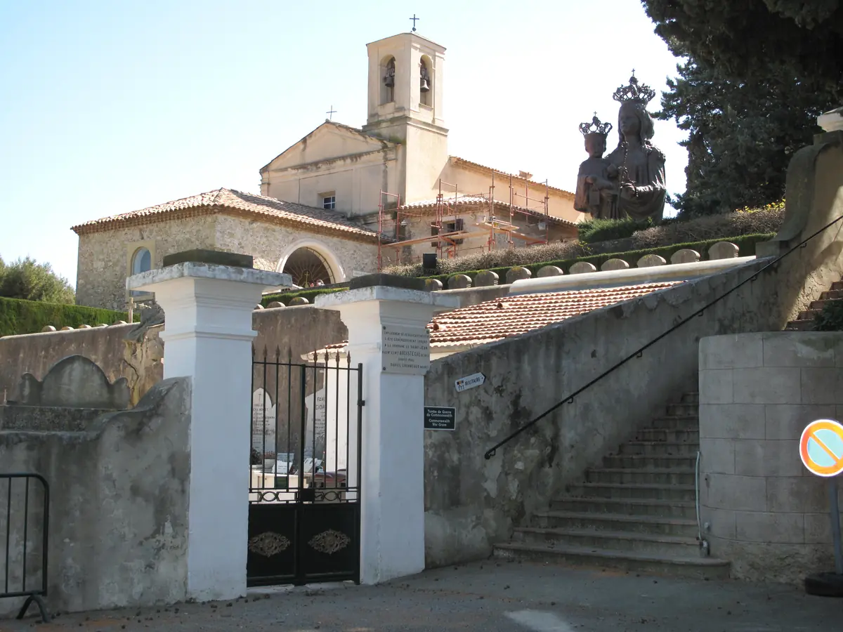 La chapelle Saint-Hospice au cap Ferrat, sa grille et son clocher