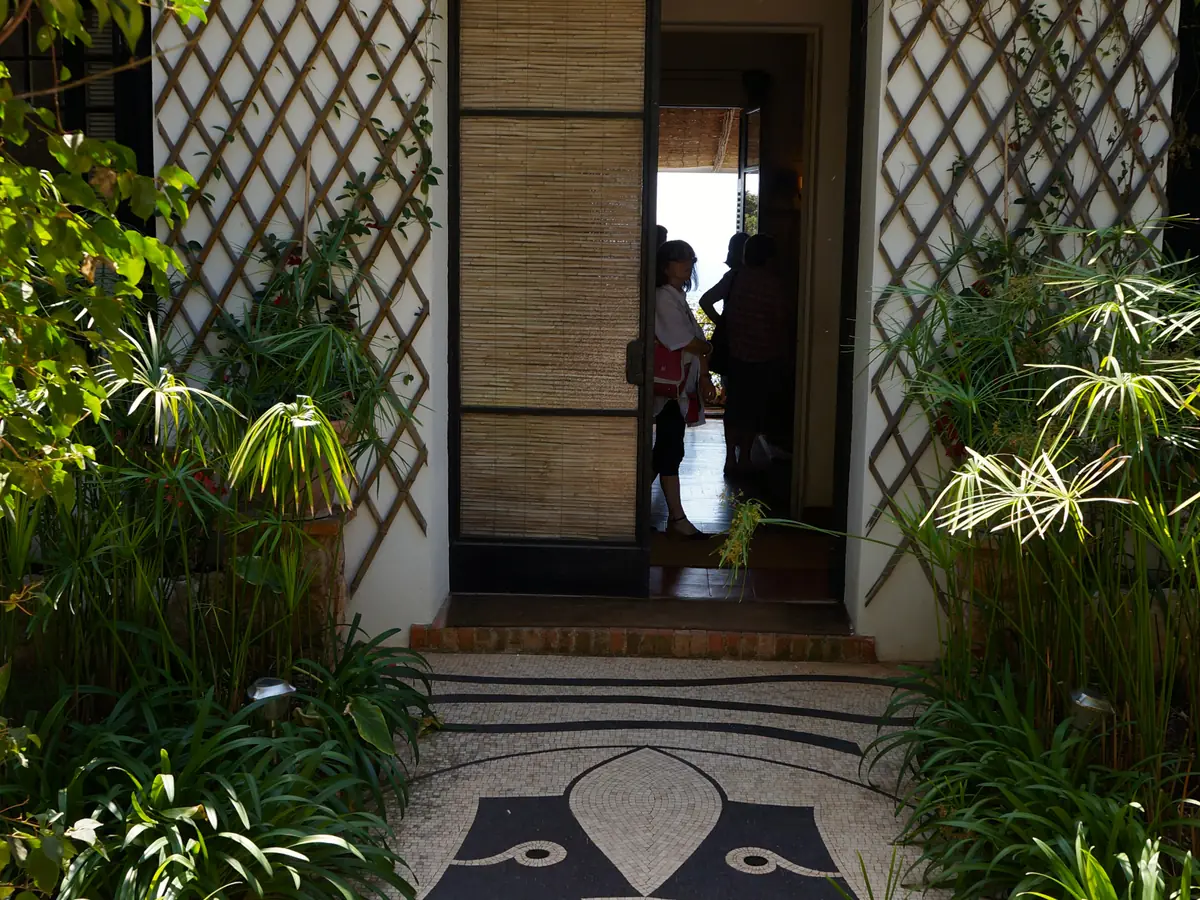 L'entrée de la villa Santo Sospir au cap Ferrat, décorée par Jean Cocteau