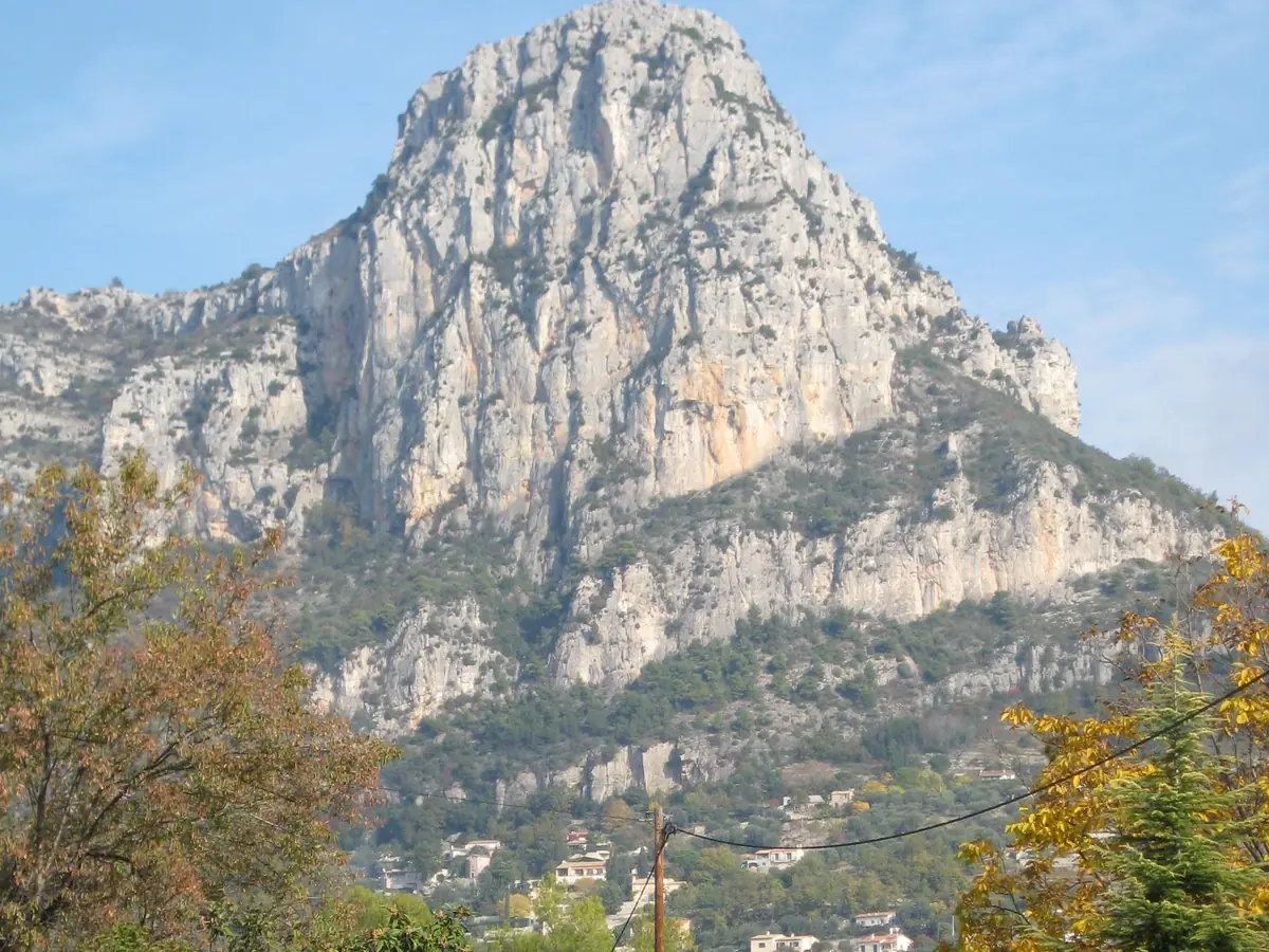 La falaise du baou de Saint-Jeannet, roche calcaire en table