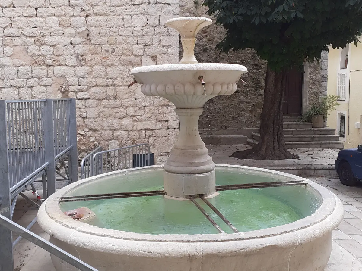Une fontaine sur une placette du village de Saint-Jeannet