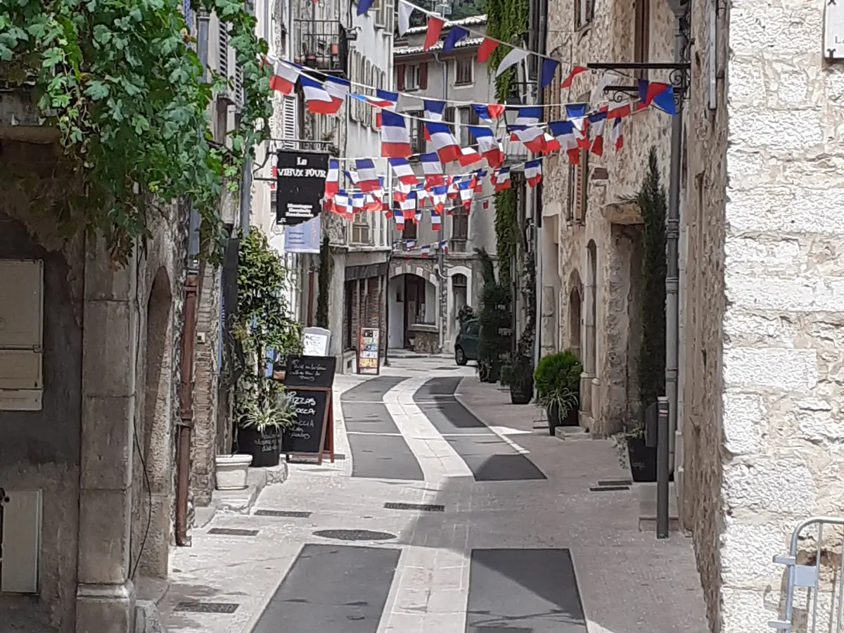 Une ruelle décorée de guirlandes dans le village de Saint-Jeannet